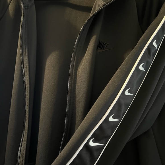 Black Nike jacket - Picture 2 of 7